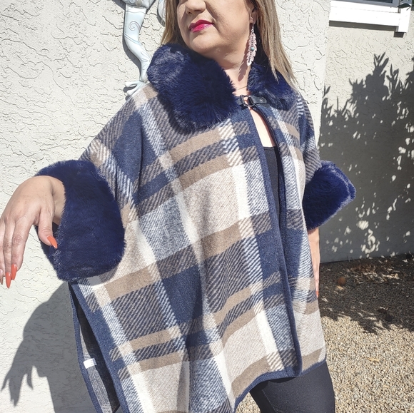 Ponchos warm and cozy - Picture 4 of 5